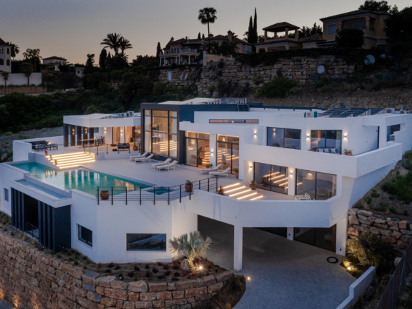 1,580 m² of Pure Luxury, Privacy & Panoramic Views