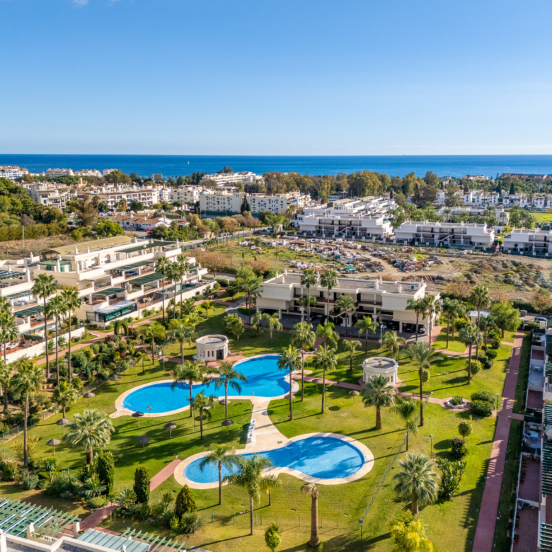 2-Bedroom Apartment with Spacious Terrace, Nueva Andalucía
