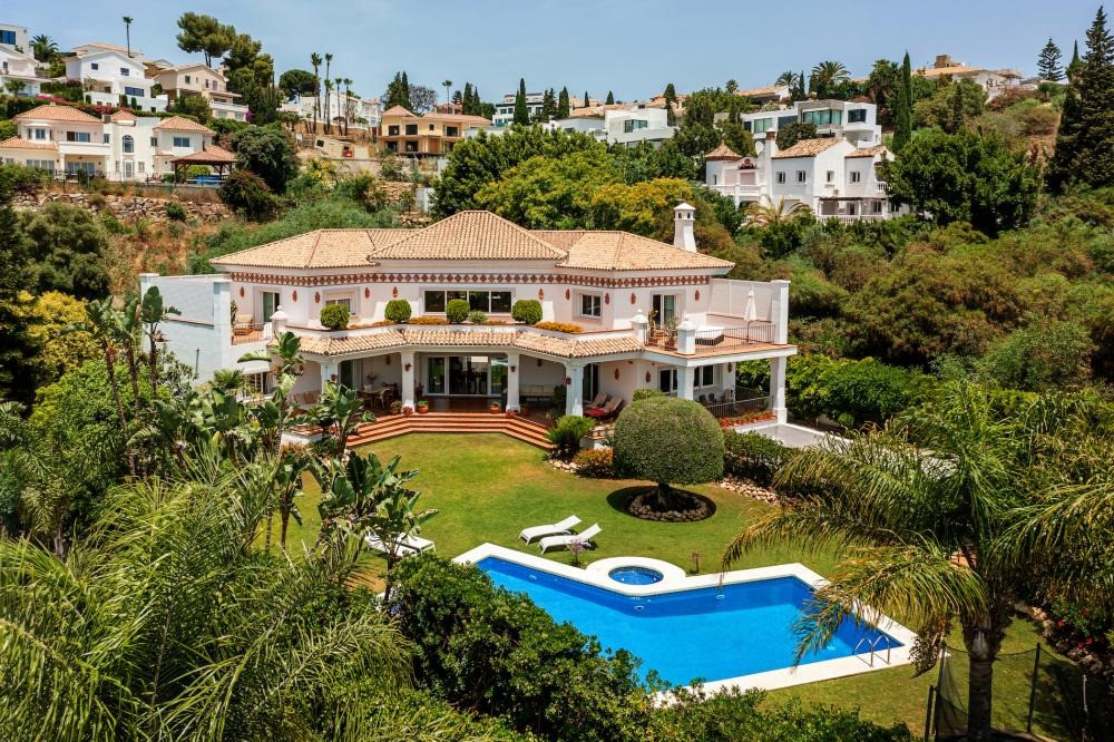 Andalusian luxury villa in El Paraiso Alto