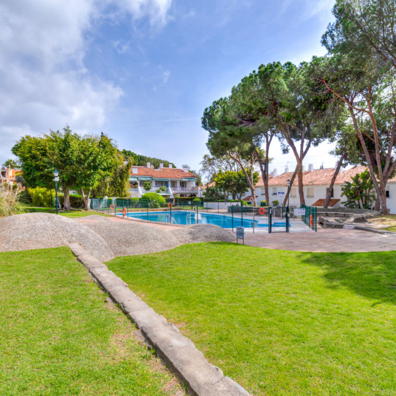 Apartment in corner of 4 bedrooms with terrace of 50 m2 in the Golden Mile (Nagüeles).