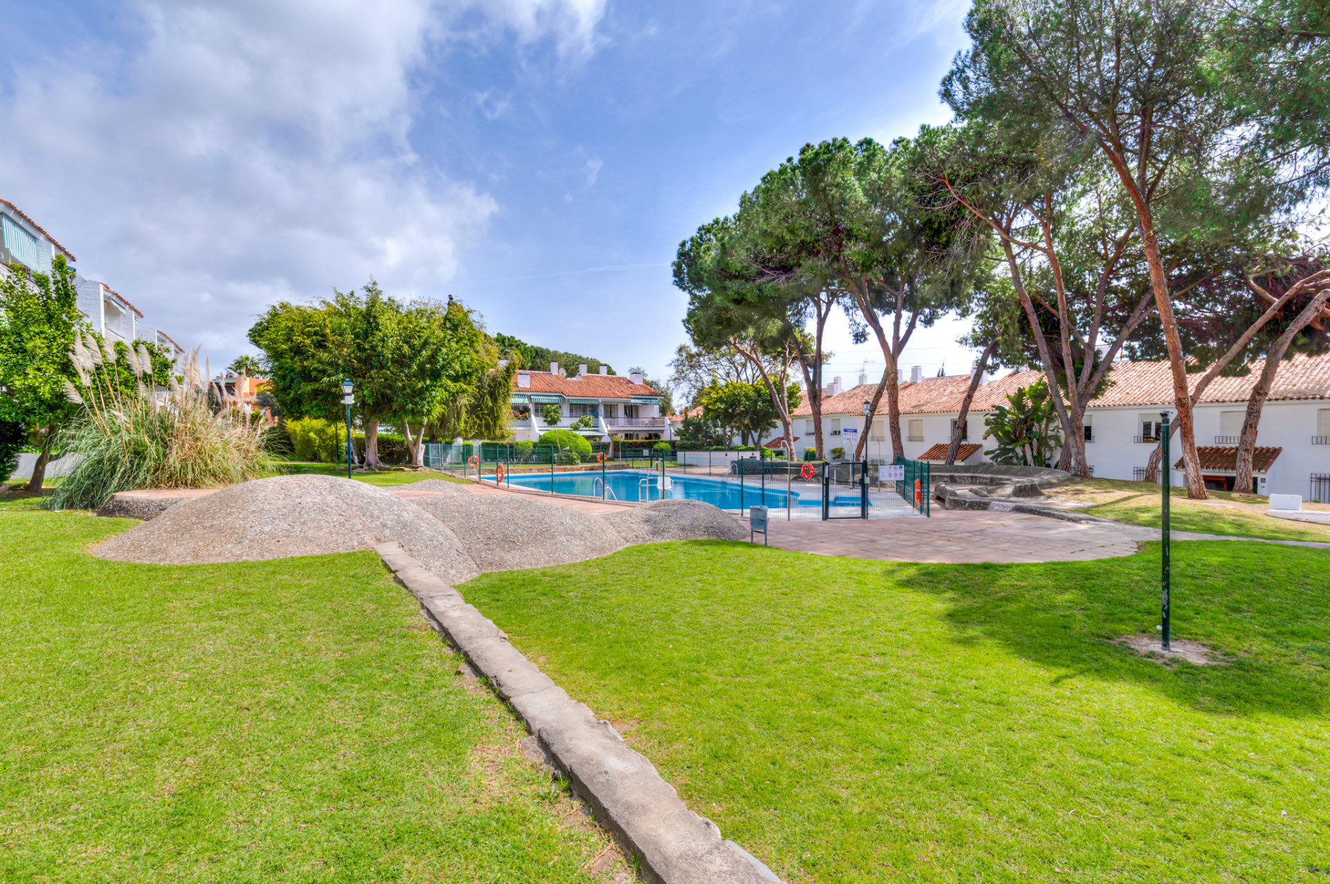 Apartment in corner of 4 bedrooms with terrace of 50 m2 in the Golden Mile Nagueles