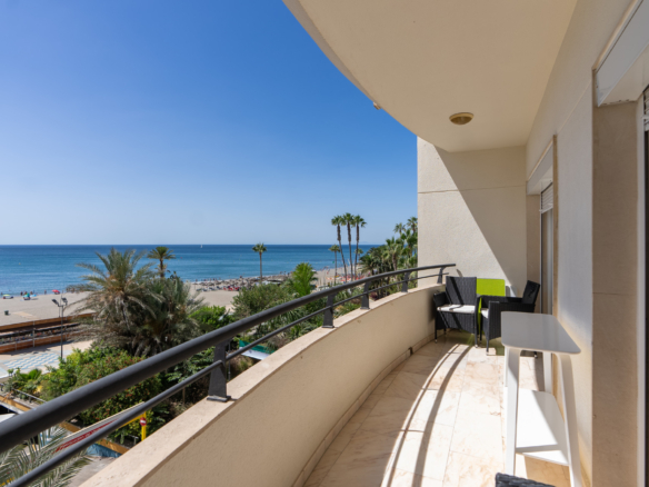 Apartment with sea views on Avenida España, Estepona