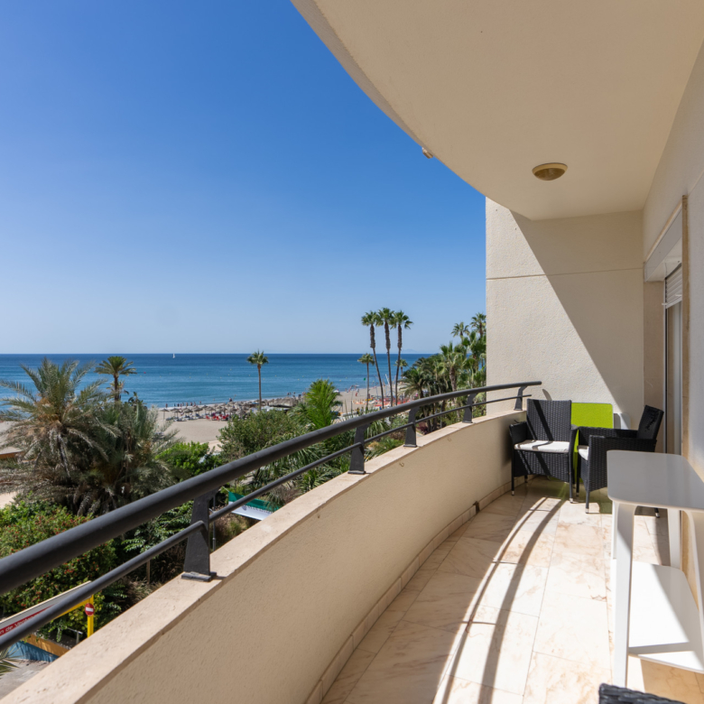 Apartment with sea views on Avenida España, Estepona