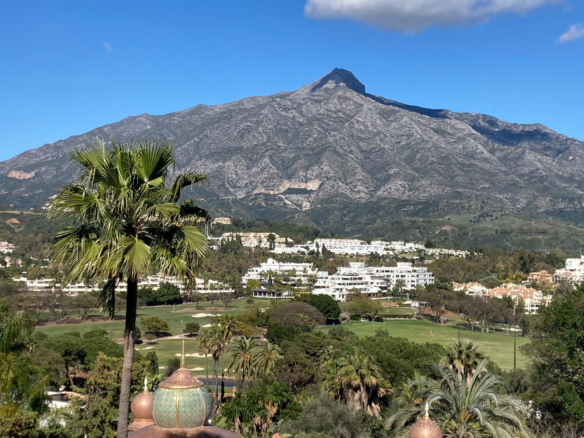 Atemberaubende Eckwohnung in La Corniche mit Panoramablick auf das Meer und den Golfplatz in Nueva Andalucía