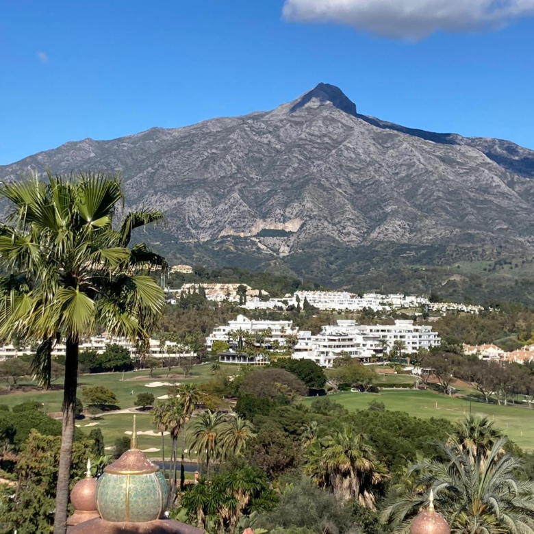 Atemberaubende Eckwohnung in La Corniche mit Panoramablick auf das Meer und den Golfplatz in Nueva Andalucía