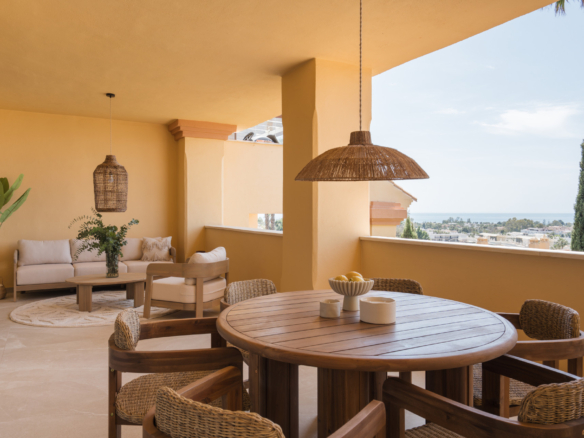 Atemberaubende Wohnung mit Meerblick in Cumbres del Rodeo, Nueva Andalucía.