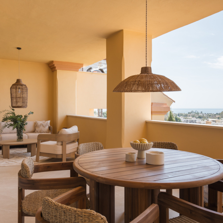 Atemberaubende Wohnung mit Meerblick in Cumbres del Rodeo, Nueva Andalucía.