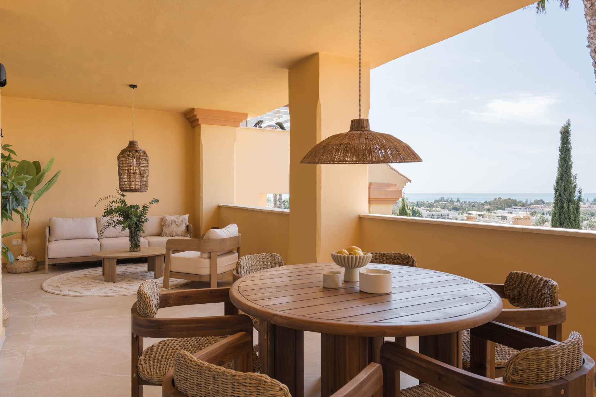 Atemberaubende Wohnung mit Meerblick in Cumbres del Rodeo, Nueva Andalucía.