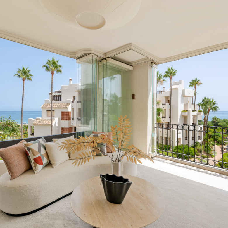 Atemberaubende, kürzlich renovierte Wohnung direkt am Strand in der Nähe von Estepona-Stadt!