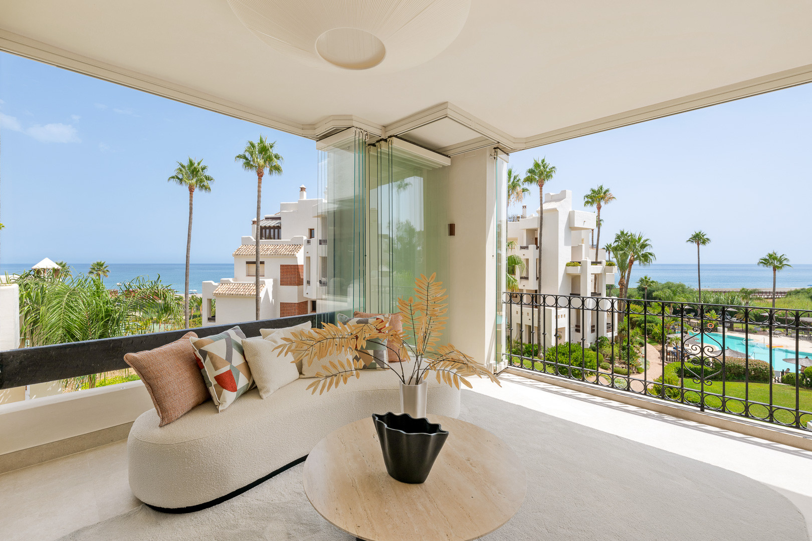 Atemberaubende kurzlich renovierte Wohnung direkt am Strand in der Nahe von Estepona Stadt