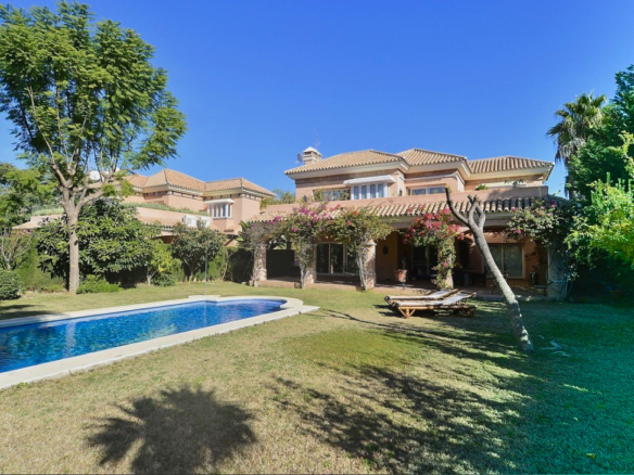 Beautiful 4 bedrooms villa in Las Brisas, Nueva Andalucia, Marbella.