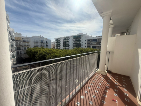 Bright South-Facing 3-Bedroom Apartment – Just Steps from the Beach