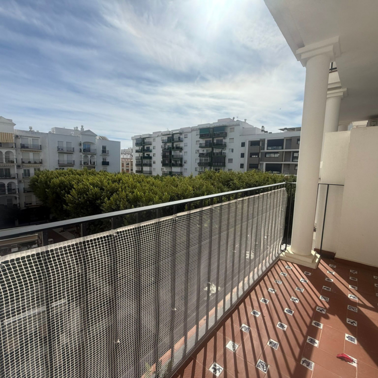 Bright South-Facing 3-Bedroom Apartment – Just Steps from the Beach