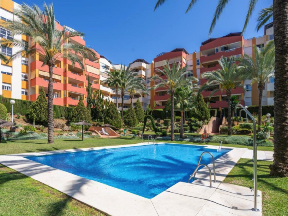 Bright South-Facing 3rd-Floor Apartment with Tourist Licence