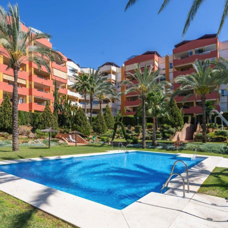 Bright South-Facing 3rd-Floor Apartment with Tourist Licence