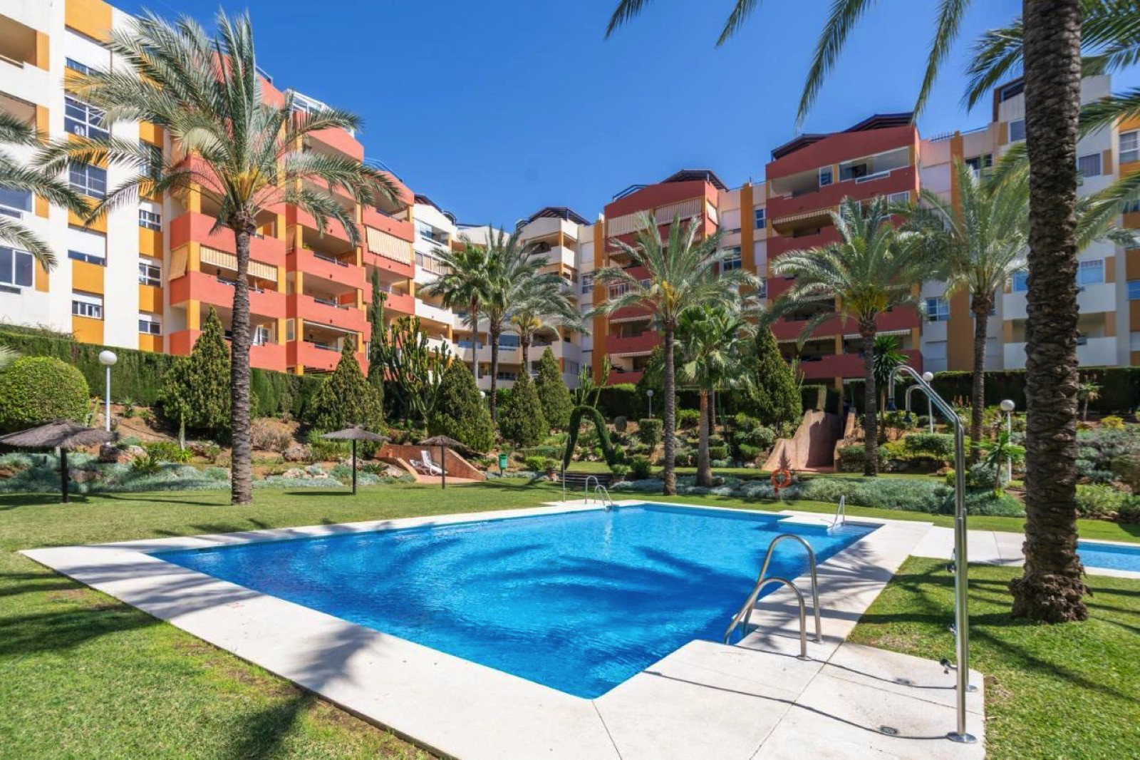 Bright South Facing 3rd Floor Apartment with Tourist Licence