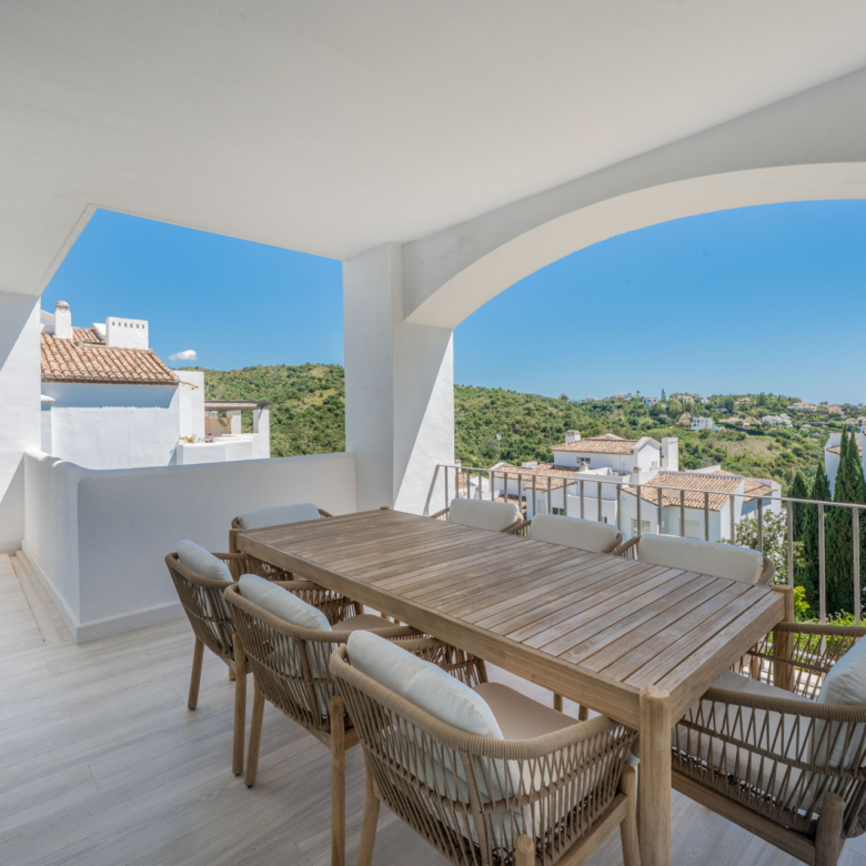 Bright and Modern 3 bedroom middle-floor apartment with sea and golf views in Altos de La Quinta