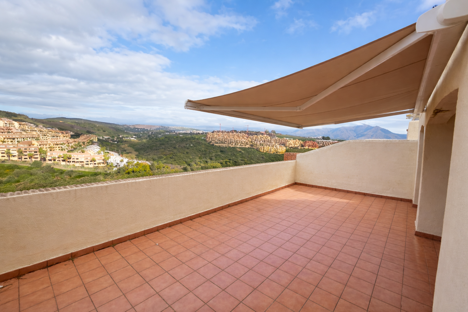Bright duplex with large terraces and panoramic views La Duquesa