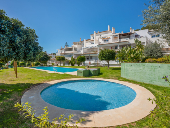 Bright jihozápadně-orientující dvoupokojový byt se nachází v uzavřené komunitě Lomas de Rio Real, Marbella