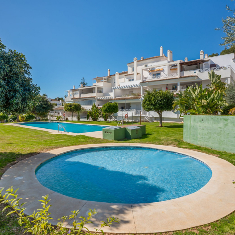 Bright jihozápadně-orientující dvoupokojový byt se nachází v uzavřené komunitě Lomas de Rio Real, Marbella