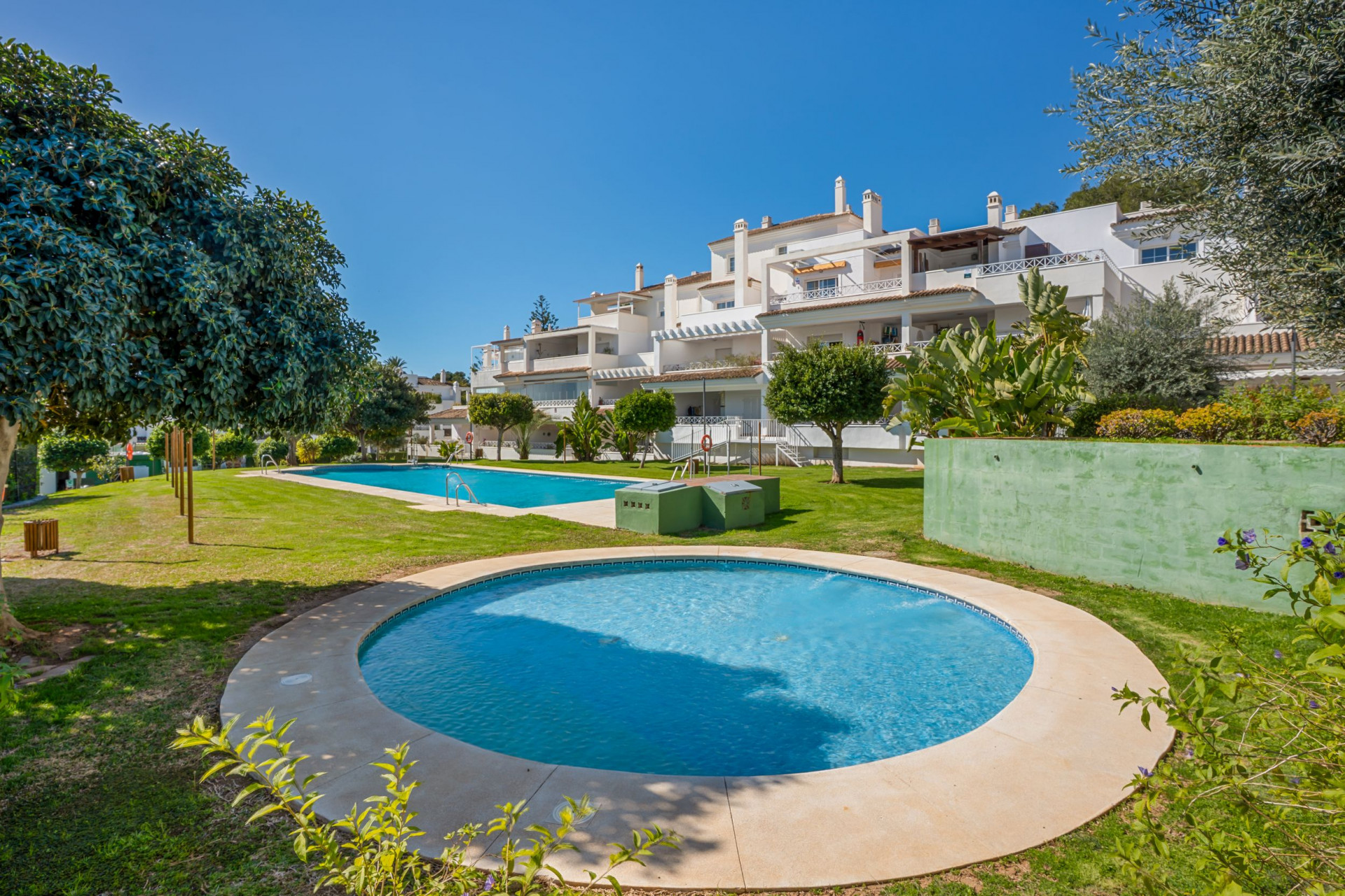 Bright jihozapadne orientujici dvoupokojovy byt se nachazi v uzavrene komunite Lomas de Rio Real Marbella