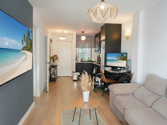 Bright south čelí, nedávno zrekonstruovaný dvoupokojový apartmán se nachází v plážové komunitě Artola Baja, Marbella