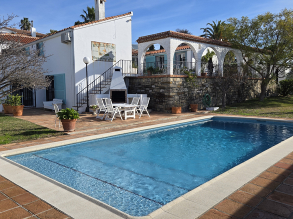 Charmante Villa im traditionellen Stil mit Panoramablick aufs Meer und Gästeapartment in Puerto Romano, Estepona