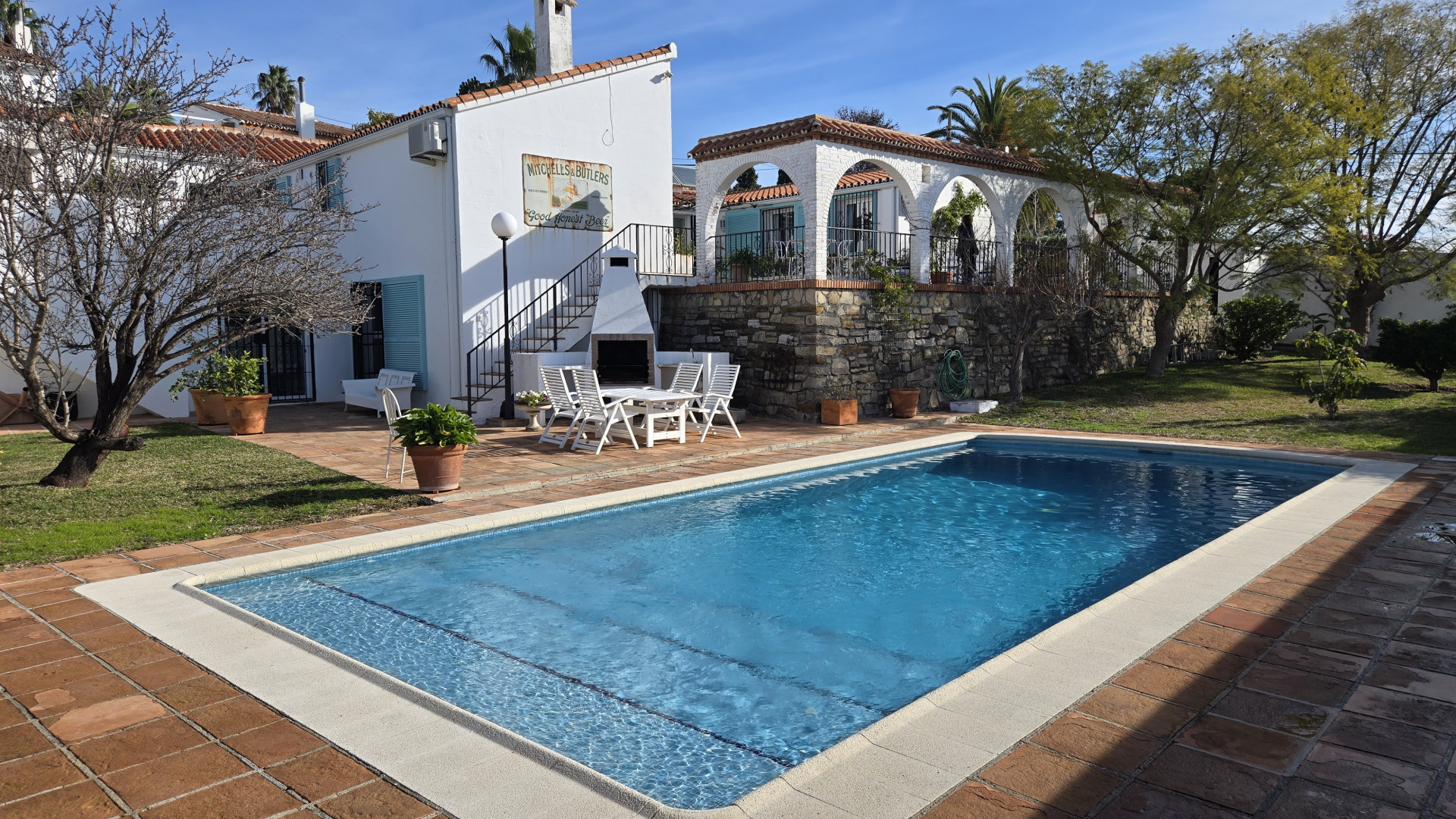 Charmante Villa im traditionellen Stil mit Panoramablick aufs Meer und Gästeapartment in Puerto Romano, Estepona