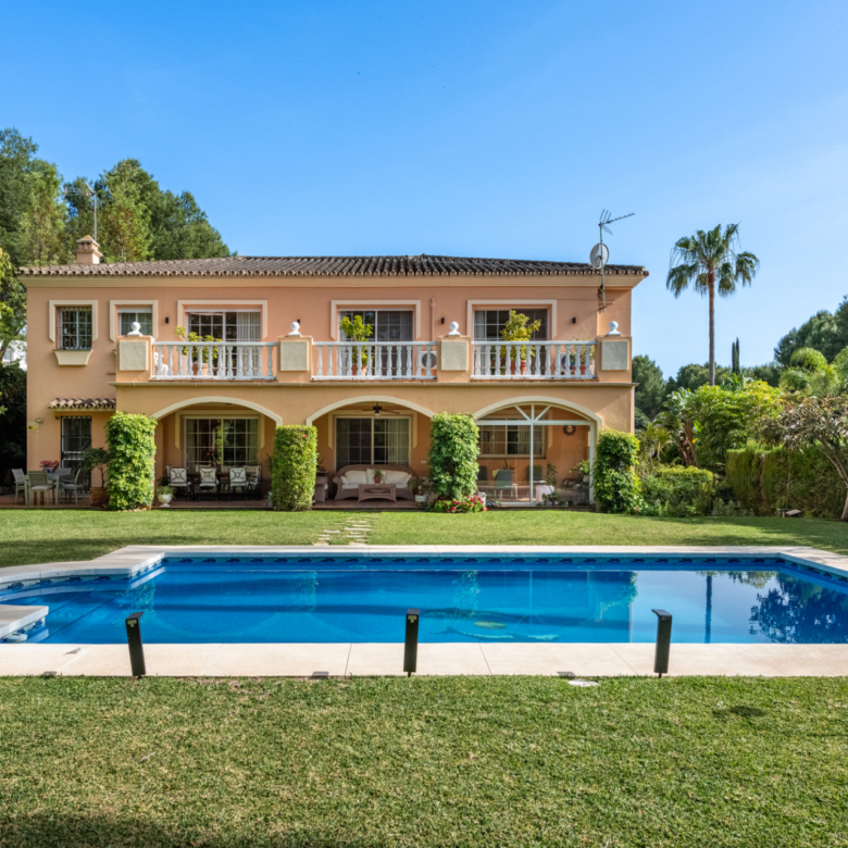 Charmante Villa mit 5 Schlafzimmern in Atalaya Río Verde, Marbella