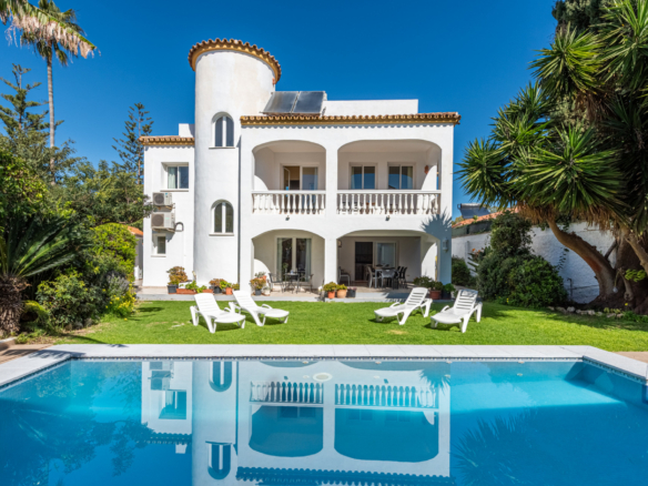 Charmante spanische Villa mit Meerblick, nur 100 m vom Strand entfernt – erstklassige Lage in Linda Vista Baja nahe San Pedro