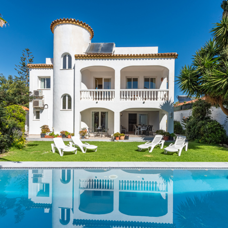 Charmante spanische Villa mit Meerblick, nur 100 m vom Strand entfernt – erstklassige Lage in Linda Vista Baja nahe San Pedro