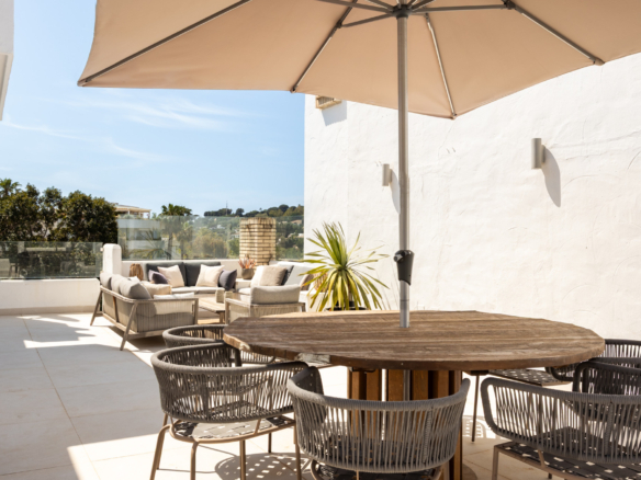 Charming and private duplex apartment located in the heart of Nueva Andalucía’s prestigious Golf Valley