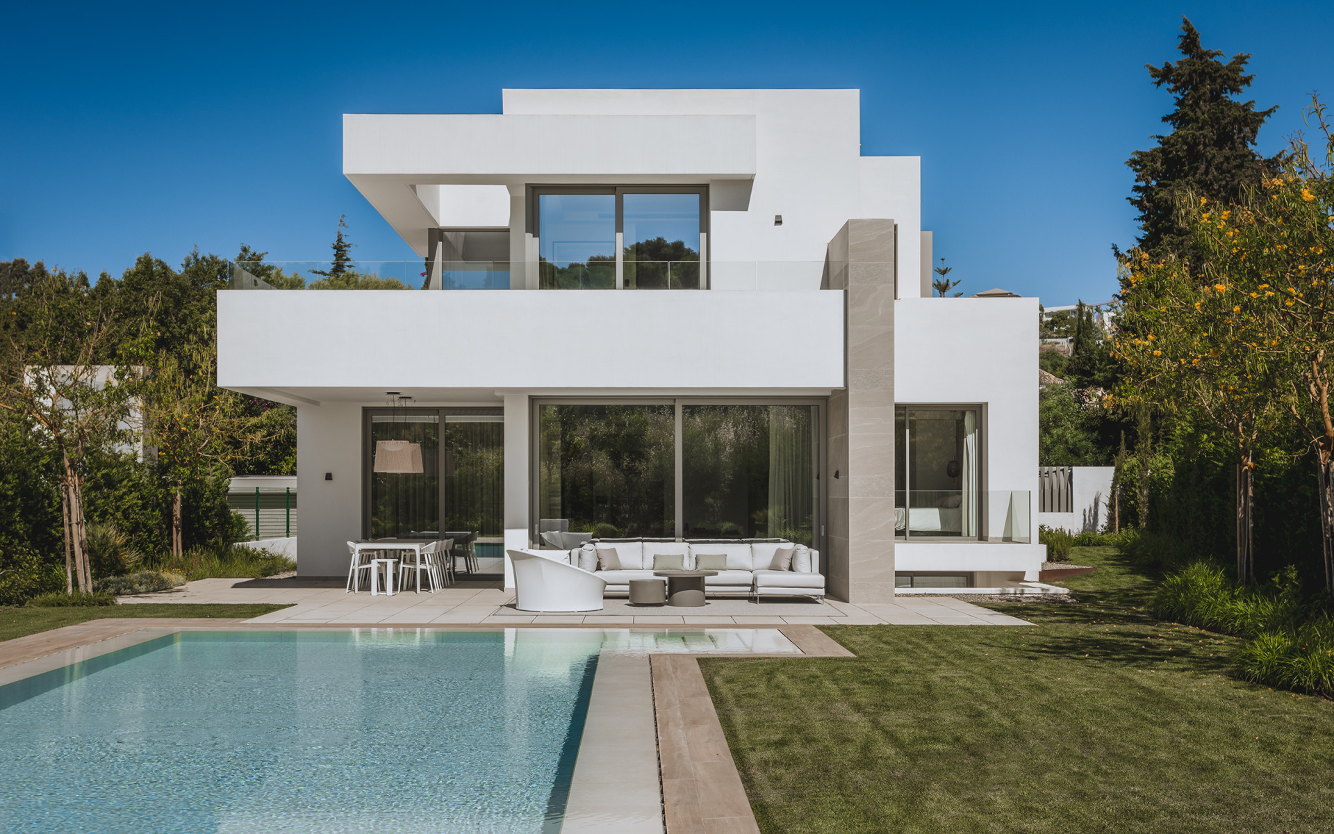 Contemporary Villa for Sale in El Paraiso New Golden Mile Marbella