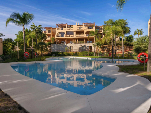 Cosy 2-Bedroom Ground-Floor Apartment with Sea and Mountain Views