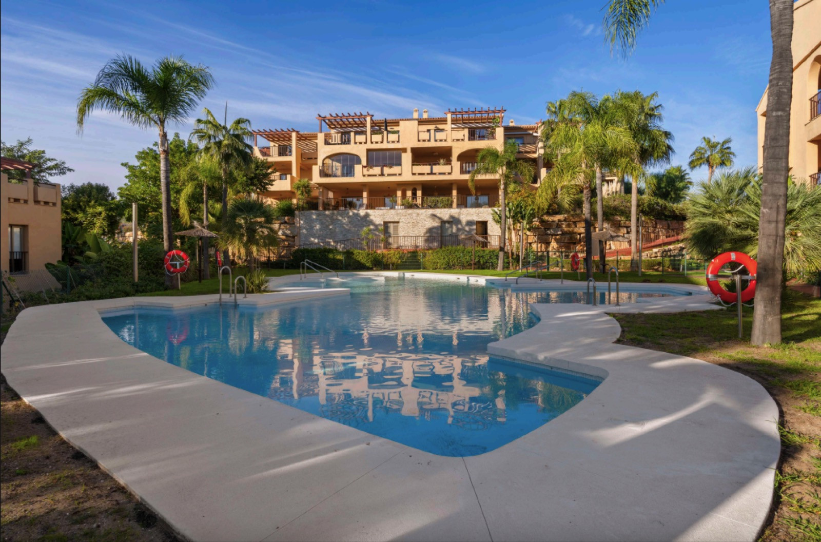 Cosy 2 Bedroom Ground Floor Apartment with Sea and Mountain Views