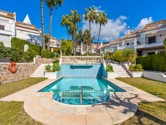 Čtyřpokojový dům s výhledem na jih se nachází v uzavřené komunitě Montepiedra , Nagueles v Golden Mile, Marbella
