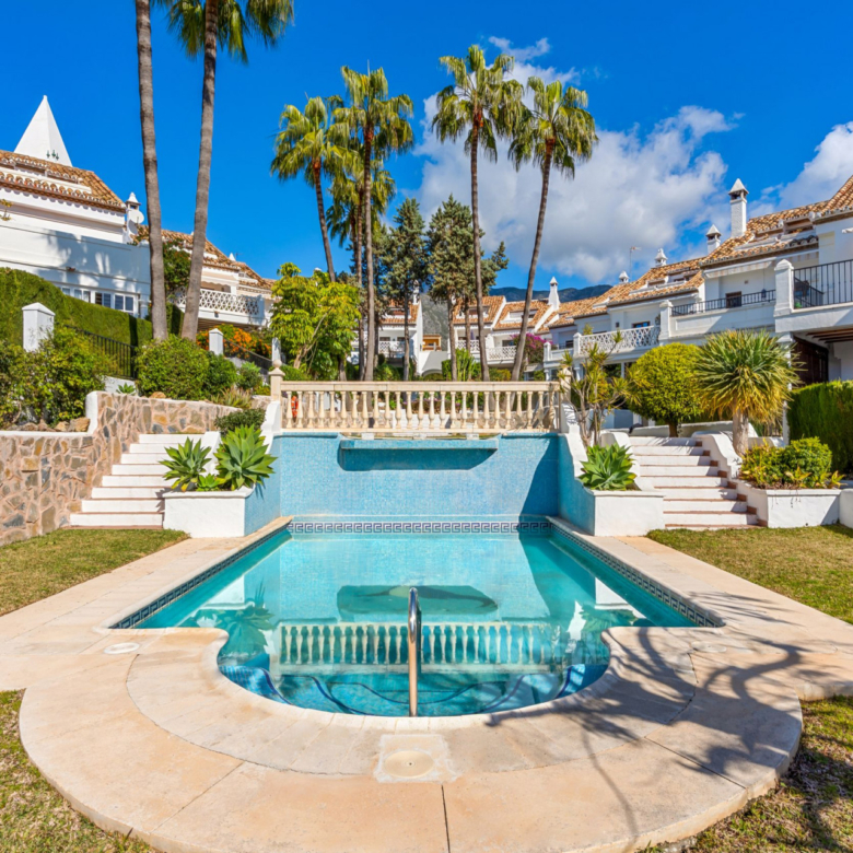 Čtyřpokojový dům s výhledem na jih se nachází v uzavřené komunitě Montepiedra , Nagueles v Golden Mile, Marbella