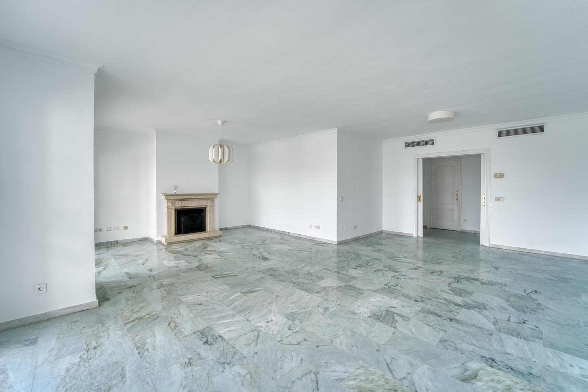 DUPLEX PENTHOUSE IN GUADALMINA BAJA – 290 SQM 5 ENSUITES 3 PARKING RARE OPPORTUNITY