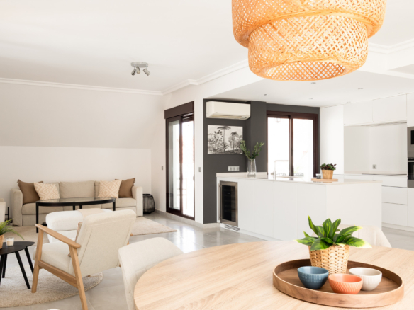 Discover this stunning duplex penthouse in the heart of Nueva Andalucía