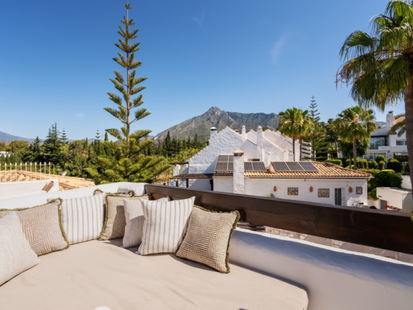 Doppelhaushälfte mit Bergblick an der Marbella Golden Mile