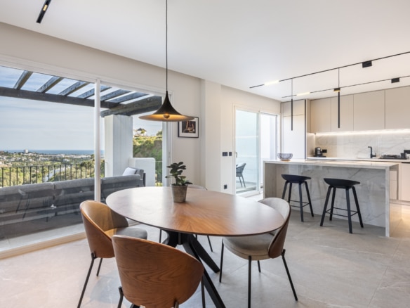 Duplex Penthouse in Altos De La Quinta