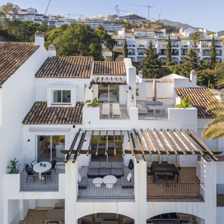 Duplex Penthouse in Altos De La Quinta