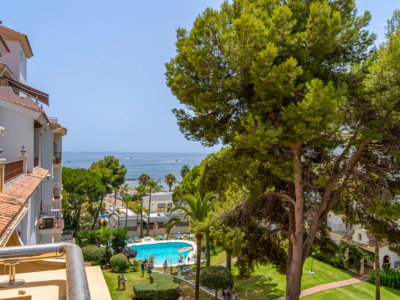 Duplex penthouse in a prime location in Puerto Banus