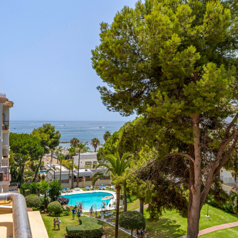 Duplex penthouse in a prime location in Puerto Banus