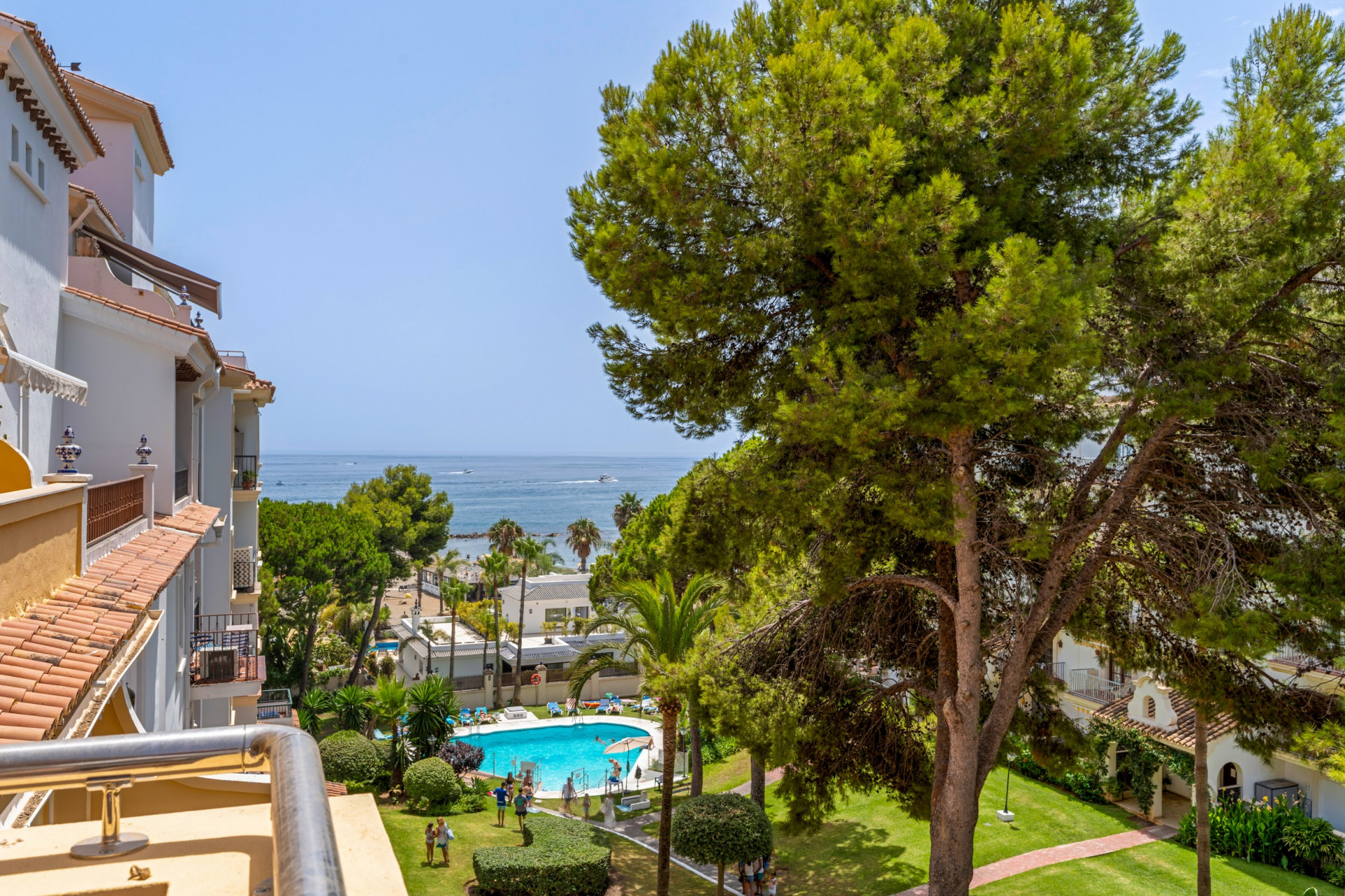 Duplex penthouse in a prime location in Puerto Banus