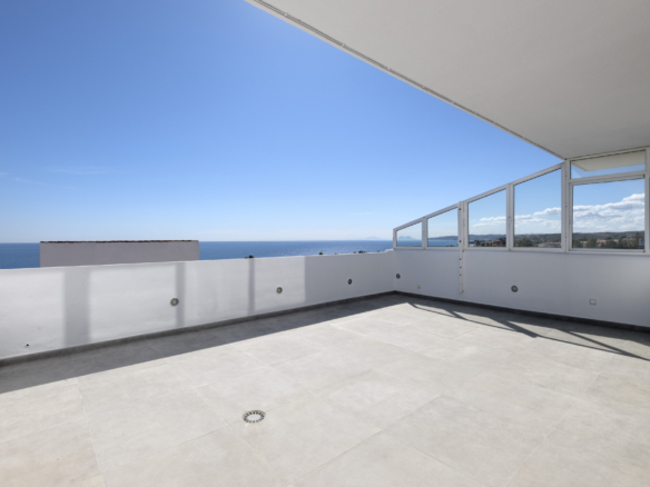 Duplex penthouse on the beachfront in Estepona