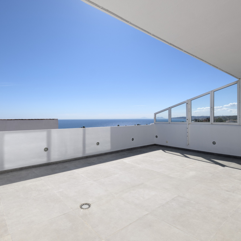 Duplex penthouse on the beachfront in Estepona