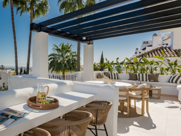 Duplex penthouse with panoramic sea views in Nueva Andalucía