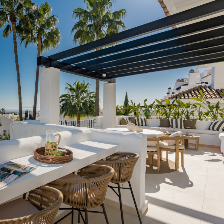 Duplex penthouse with panoramic sea views in Nueva Andalucía