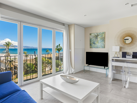 Dvoupokojový apartmán u pláže s výhledem na moře a hory, situovaný v srdci Puerto Banús.